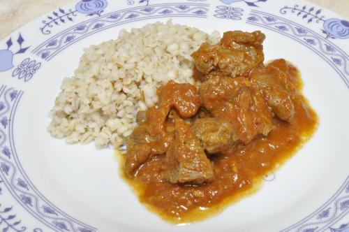 Jak uvařit hovězí guláš s rajčaty? Snadné recept, připravený za 30 - 45 minut